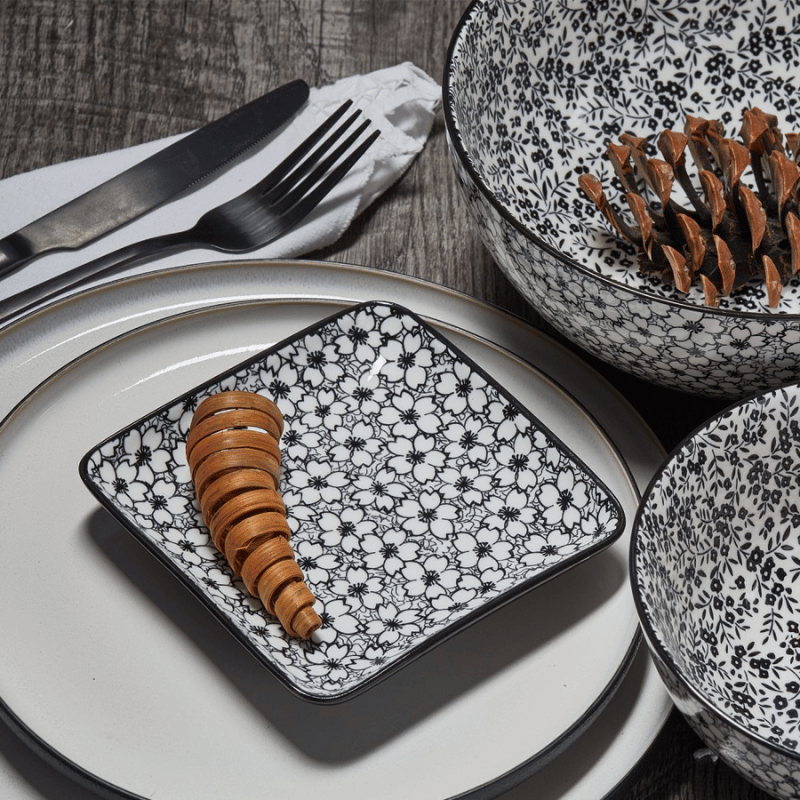 Black Daisy Square Plate