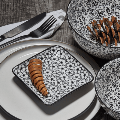Black Daisy Square Plate
