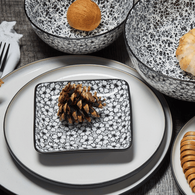Black Daisy Square Plate